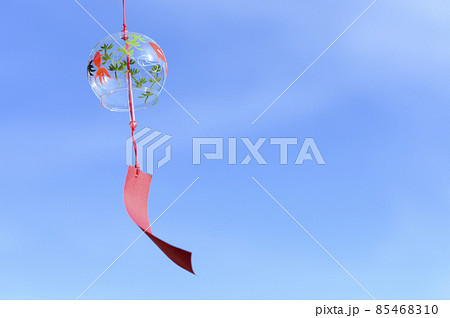 涼しげな風鈴と青空 85468310