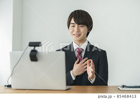ウェブカメラに向かって話す若い男性　就活 オンライン面接　イメージ 85468413