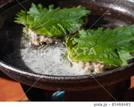 バターで焼いてるさんが焼き。鯵のなめろうを大葉で挟んで焼いた料理。 85468485