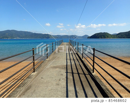 加計呂麻島の諸数の浜辺の埠頭 85468602