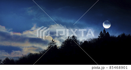 厚い雪雲で満月のように光る太陽と彩雲 85468901