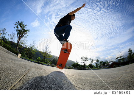 Skateboarder skateboarding outdoors in city Skateboarder skateboarding outdoors in city 85469301