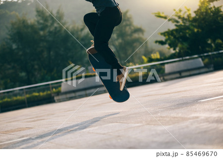 Skateboarder skateboarding outdoors in city Skateboarder skateboarding outdoors in city 85469670