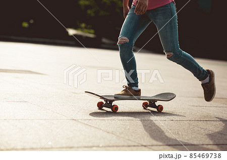 Skateboarder skateboarding outdoors in city Skateboarder skateboarding outdoors in city 85469738