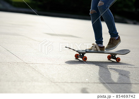 Skateboarder skateboarding outdoors in city Skateboarder skateboarding outdoors in city 85469742