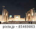ウズベキスタン　サマルカンド　レギスタン広場　夜景 85469863