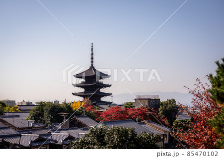 紅葉と京都の街並み、五重塔と紅葉、秋の京都、歴史ある街並み 紅葉と京都の街並み、五重塔と紅葉、秋の京都、歴史ある街並み 85470102