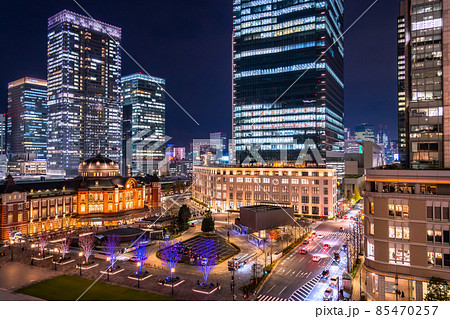 《東京都》東京駅・丸の内ビジネス街の夜景 《東京都》東京駅・丸の内ビジネス街の夜景 85470257