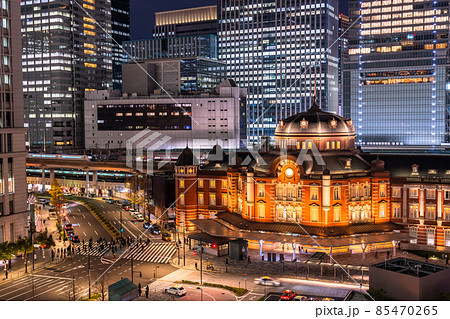 《東京都》東京駅・丸の内ビジネス街の夜景 《東京都》東京駅・丸の内ビジネス街の夜景 85470265