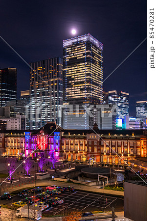 《東京都》東京駅・丸の内ビジネス街の夜景 《東京都》東京駅・丸の内ビジネス街の夜景 85470281