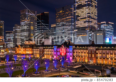 《東京都》東京駅・丸の内ビジネス街の夜景 《東京都》東京駅・丸の内ビジネス街の夜景 85470283