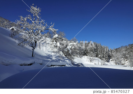 豪雪地の冬、ようやく雪晴れ 福島県只見町 豪雪地の冬、ようやく雪晴れ 福島県只見町 85470327