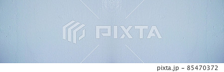 コンクリートの表面を白ペンキで塗装したトンネルの壁のテクスチャー。横に長いパノラマの背景素材。 コンクリートの表面を白ペンキで塗装したトンネルの壁のテクスチャー。横に長いパノラマの背景素材。 85470372