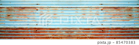 古い錆が浮いた波板鉄板フェンスのテクスチャー。横に長いパノラマの背景素材。 85470383