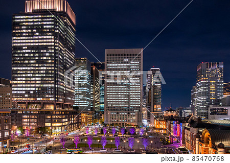 《東京都》東京駅・丸の内ビジネス街の夜景 《東京都》東京駅・丸の内ビジネス街の夜景 85470768