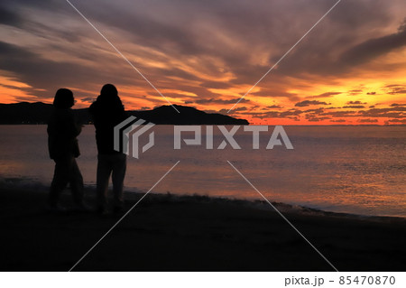 日の出前の空と海 85470870