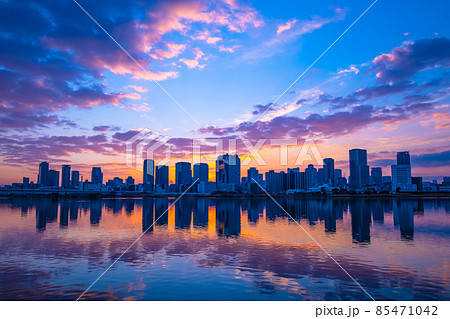 大都会の夜明け 大阪梅田の高層ビル群 85471042
