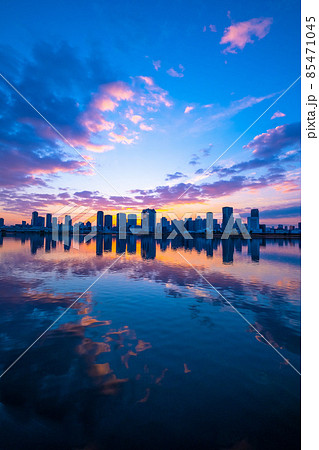 大都会の夜明け 大阪梅田の高層ビル群 85471045