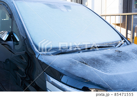 車のフロントガラスの凍結 85471555