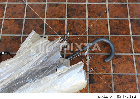 壊れたビニール傘 壊れたビニール傘 85472132