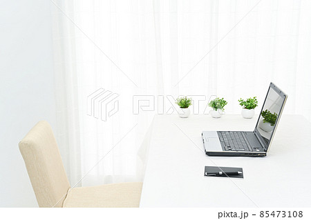 白いテーブルにあるノートパソコンと筆記用具と観葉植物 白いテーブルにあるノートパソコンと筆記用具と観葉植物 85473108
