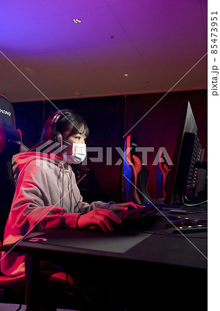 eスポーツイメージ オンラインゲームをするマスク姿の女の子 eスポーツイメージ オンラインゲームをするマスク姿の女の子 85473951