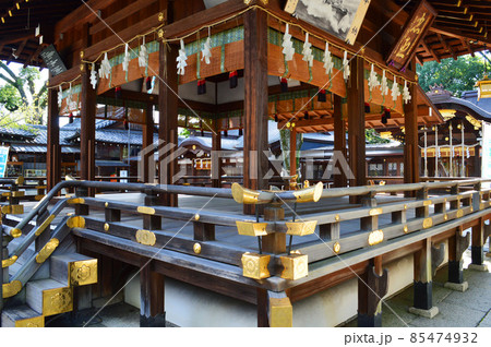 10月の午前に参拝した猪を祀る京都市護王神社拝殿が美しい 85474932