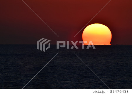 明石海峡大橋越しからの夕陽 ダルマ太陽の写真素材 [85476453] - PIXTA