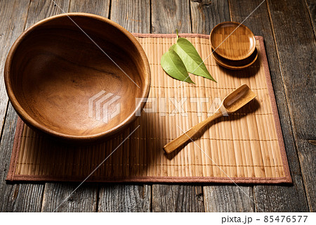 Empty wooden bowl on natural background. 85476577