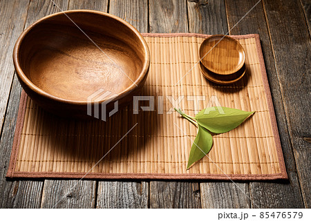 Empty wooden bowl on natural background. 85476579