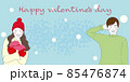 ハート型のプレゼントを持った女の子と照れる男性のバレンタインの背景バナー 85476874