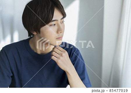 メンズビューティイメージ ポートレート 20代前半の男性の横顔 メンズビューティイメージ ポートレート 20代前半の男性の横顔 85477019