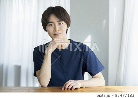 カメラ目線の若い男性　メンズビューティイメージ　ポートレート 85477132