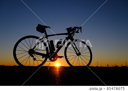 早朝日の出を背景にしたロードバイク自転車④ 85478075