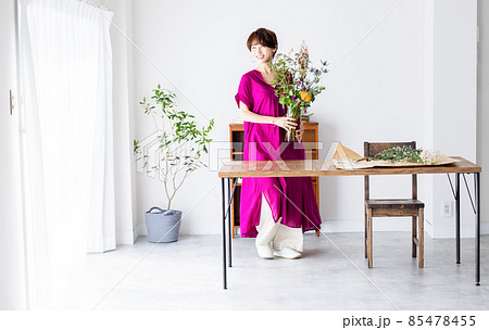 リビングに花を飾る女性 85478455