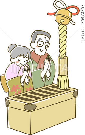 初詣でお祈りするシニア夫婦 85478857