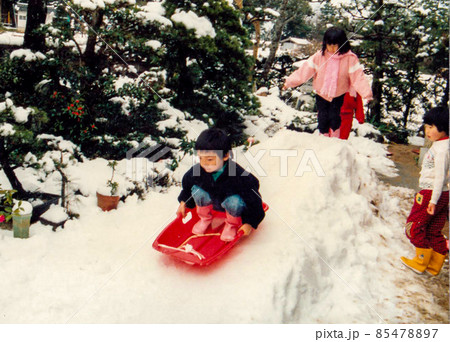 そりに乗って遊ぶ男の子 冬の積もった雪 そりに乗って遊ぶ男の子 冬の積もった雪 85478897