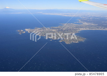東京湾上空から相模湾越しに見る富士山 85478905