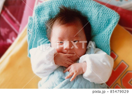 昔のフィルム写真 笑顔の赤ちゃん 昔のフィルム写真 笑顔の赤ちゃん 85479029