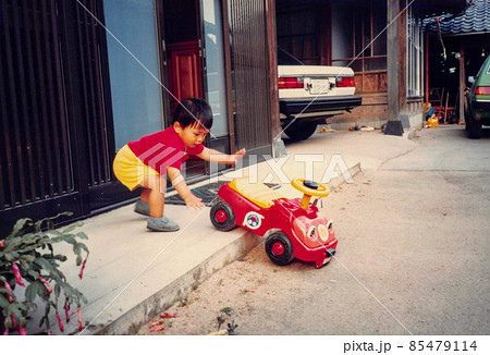 おもちゃの車で遊ぶ小さい男の子 85479114