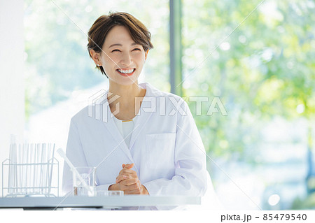 白衣を着た女性　撮影協力：LINK FORESTT 85479540