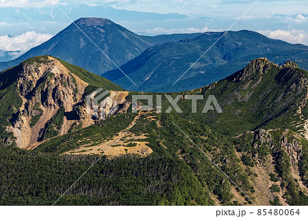 八ヶ岳連峰・硫黄岳から見る天狗岳と蓼科山 85480064