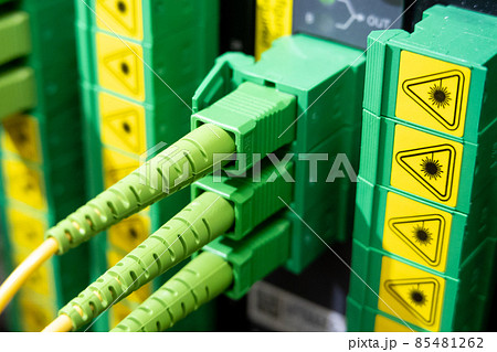 ネットワークセンターの光ファイバーケーブル  情報通信のイメージ 85481262