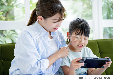 自宅で母親とゲームをする子供 自宅で母親とゲームをする子供 85481656