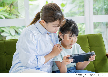 自宅で母親とゲームをする子供 自宅で母親とゲームをする子供 85481658