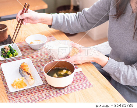健康的な日本の朝ごはんを食べる女性 健康的な日本の朝ごはんを食べる女性 85481739