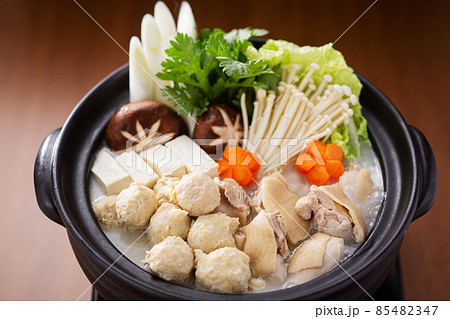 鍋料理　水炊き　鶏鍋　鍋イメージ　鶏団子　とりつくね　肉だんご　肉団子鍋 85482347