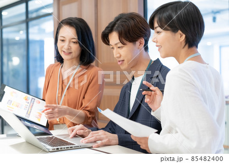 オフィスでミーティングをする男女3人 撮影協力:WEEK芝大門(サンフロンティア不動産) オフィスでミーティングをする男女3人 撮影協力:WEEK芝大門(サンフロンティア不動産) 85482400