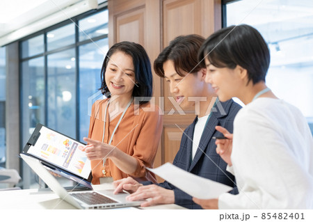 オフィスでミーティングをする男女3人 撮影協力:WEEK芝大門(サンフロンティア不動産) オフィスでミーティングをする男女3人 撮影協力:WEEK芝大門(サンフロンティア不動産) 85482401