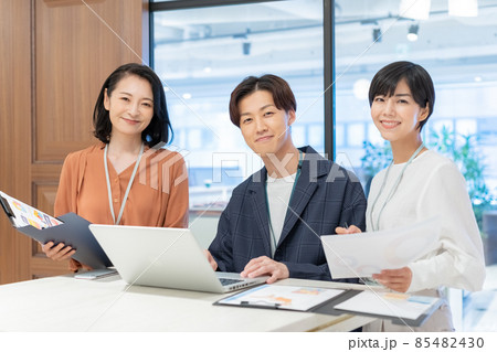 オフィスでミーティングをする男女3人　撮影協力：WEEK芝大門(サンフロンティア不動産) 85482430